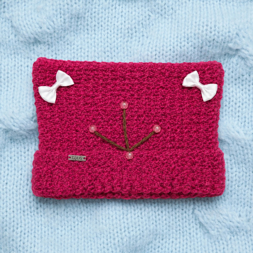 Vista completa gorro bebé crochet fucsia temático gatito Little Whiskers Baby Pink con lazos blancos — LIA.G