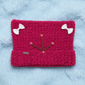 Vista completa gorro bebé crochet fucsia temático gatito Little Whiskers Baby Pink con lazos blancos — LIA.G