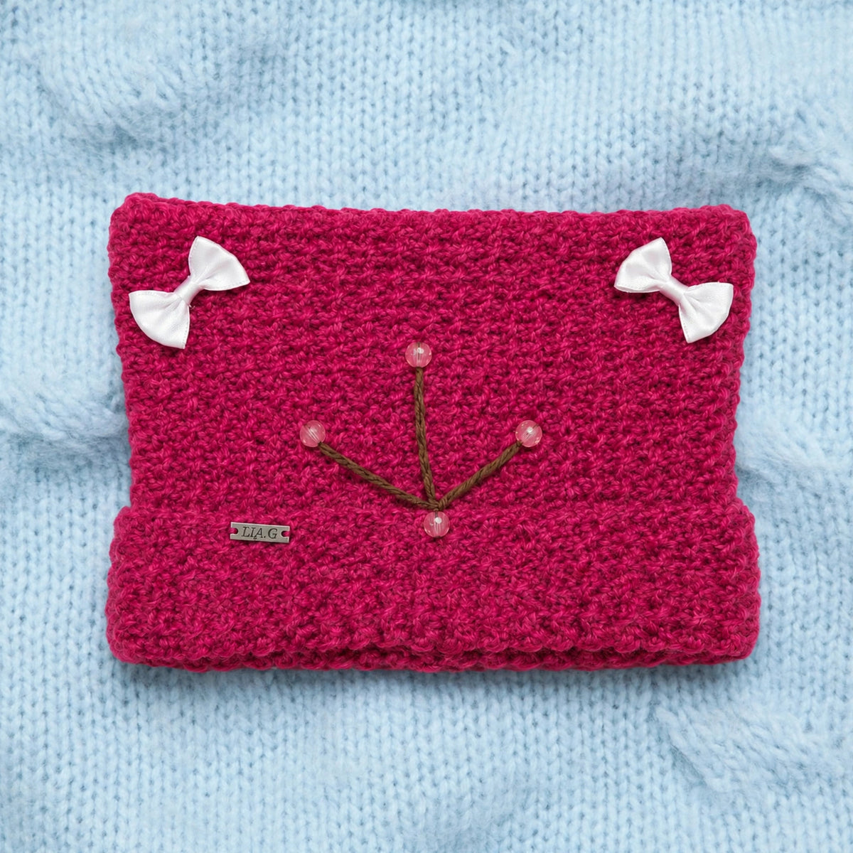Vista completa gorro bebé crochet fucsia temático gatito Little Whiskers Baby Pink con lazos blancos — LIA.G