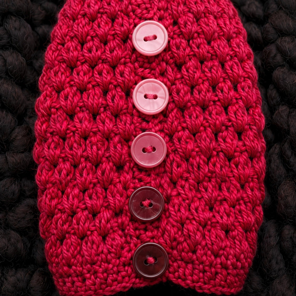 Detalle botones degradado rosa a burdeos en solapa envolvente — Scarlet Wrap LIA.G