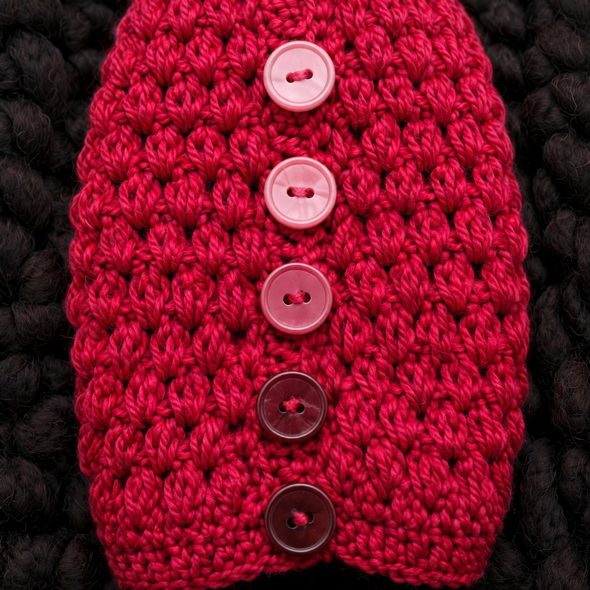 Detalle botones degradado rosa a burdeos en solapa envolvente — Scarlet Wrap LIA.G