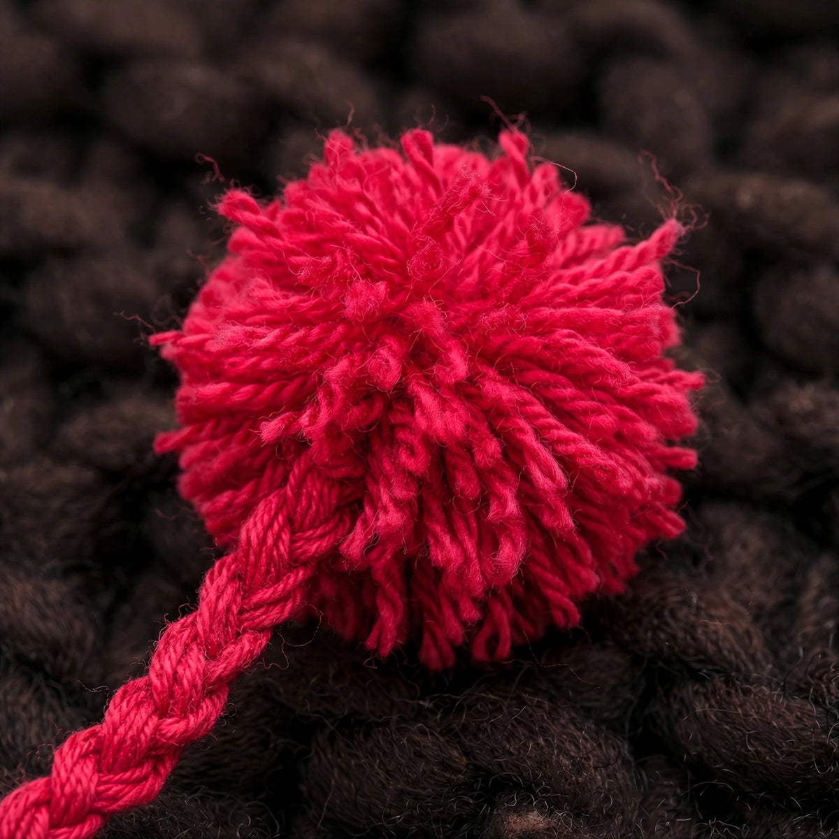 Detalle pompon tejido y trenza de cordón cruzado sobre solapa — Scarlet Wrap LIA.G