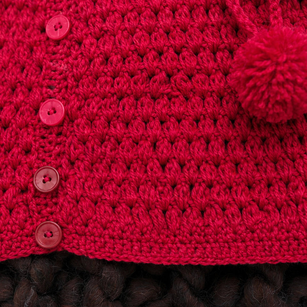 Detalle trama calada punto puff en relieve rojo cereza — Scarlet Wrap LIA.G