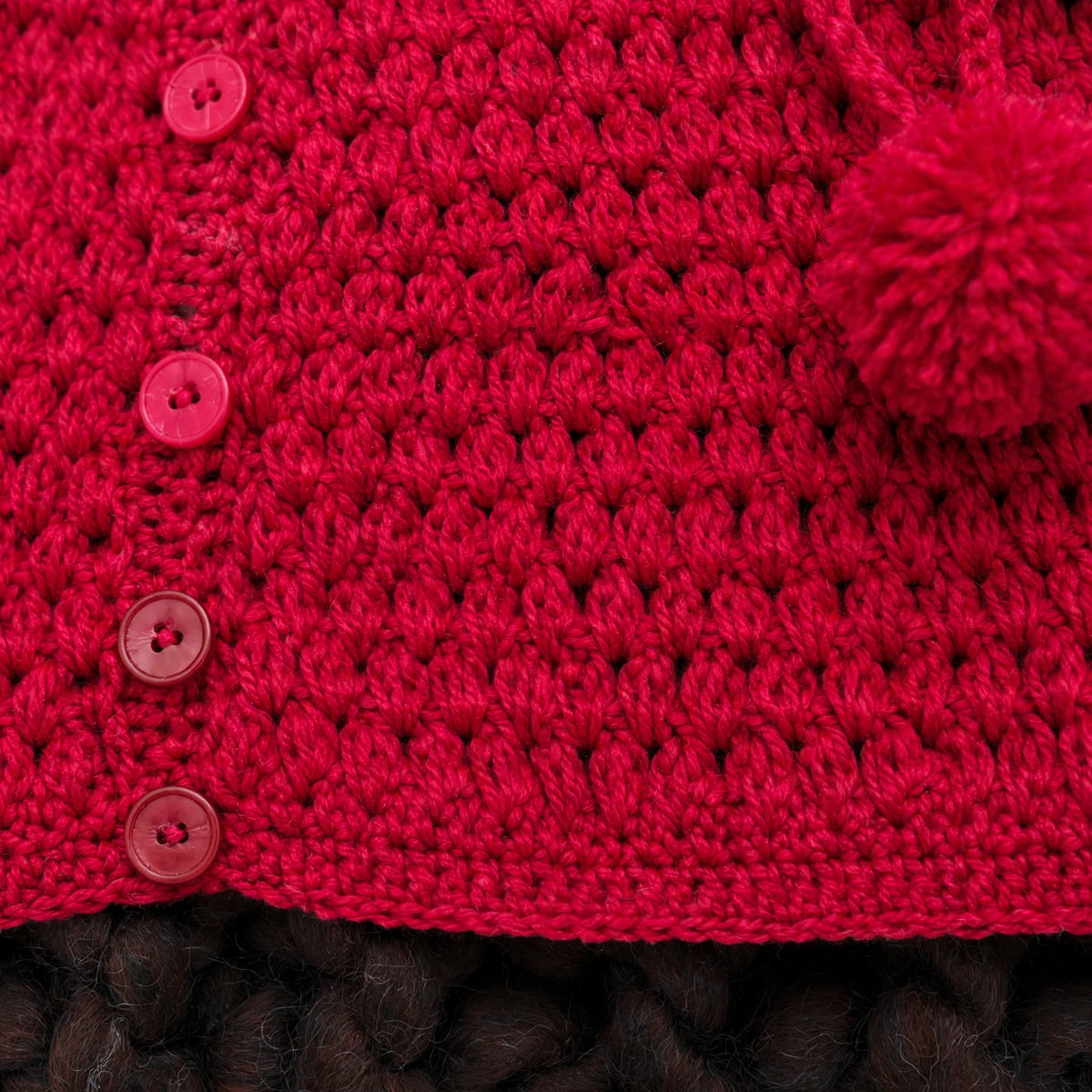 Detalle trama calada punto puff en relieve rojo cereza — Scarlet Wrap LIA.G