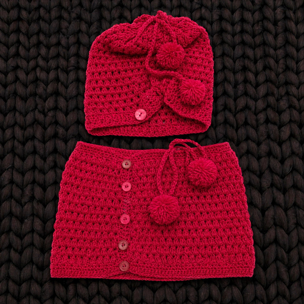Conjunto completo Scarlet Wrap — gorro y bufanda crochet rojo cereza con botones y pompones — LIA.G