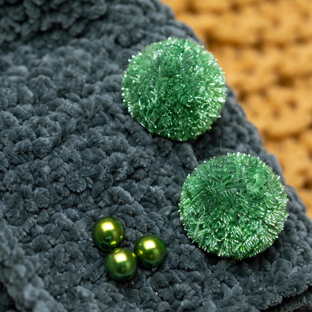 Detalle 2 pompones lurex verde brillante y racimo 3 perlas verdes metalizadas sobre chenille gris — Slate Forest LIA.G