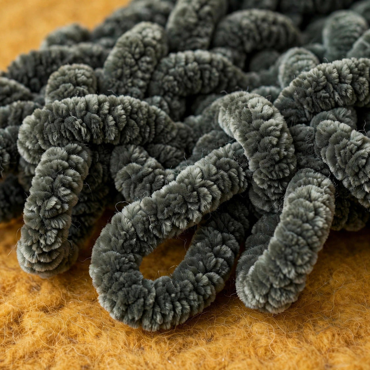 Detalle textura chenille bouclé gris pizarra en punto bajo — superficie aterciopelada Slate Forest LIA.G