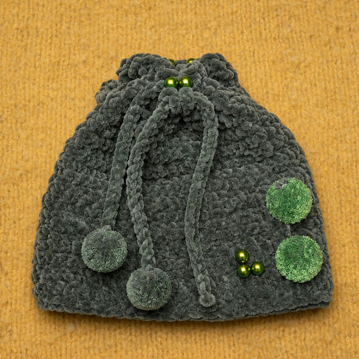 Vista completa gorro convertible chenille gris pizarra Slate Forest con pompones lurex verde y perlas — LIA.G