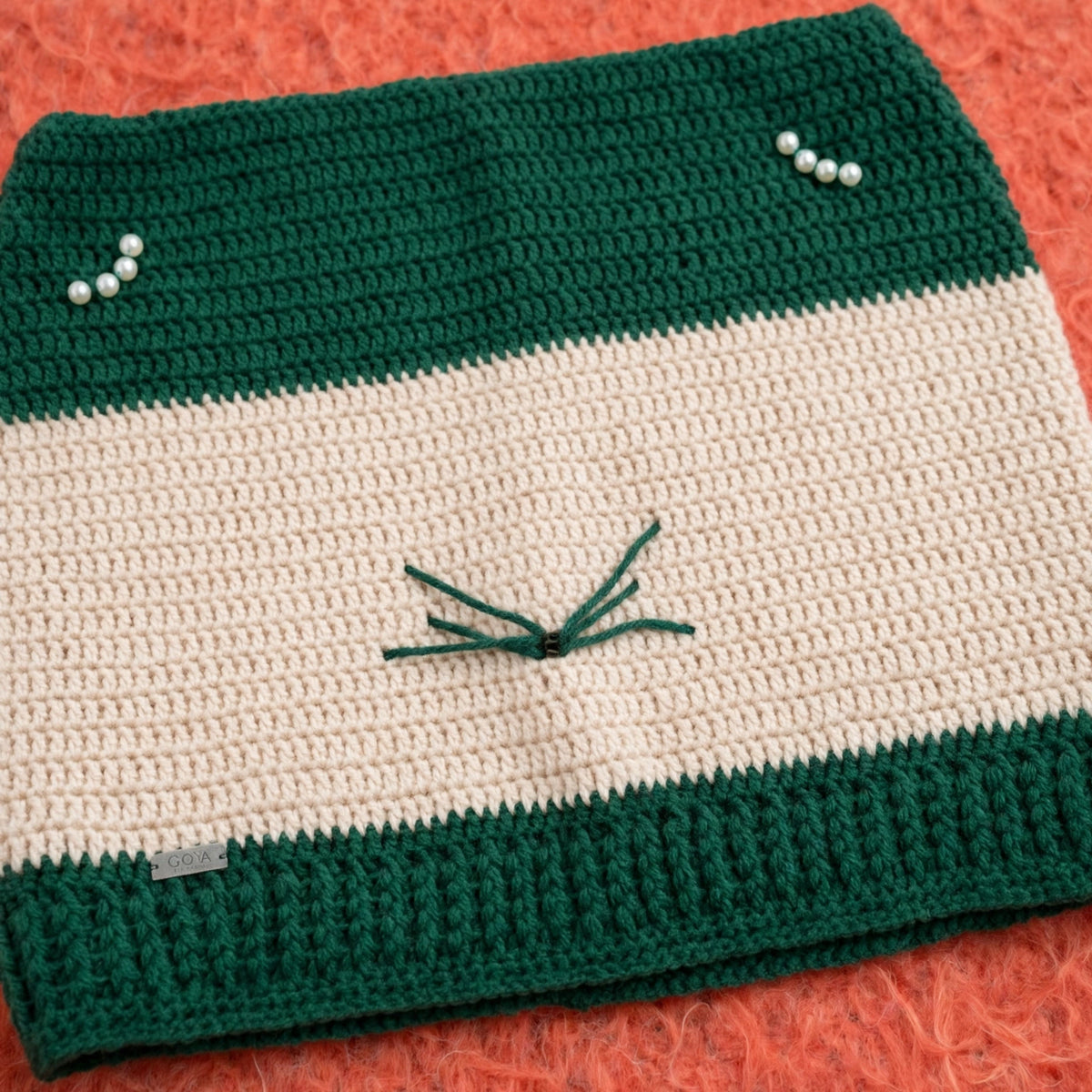 Detalle bigotes bordados y perlas gorro crochet Little Whiskers gato