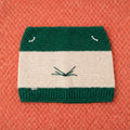Gorro artesanal crochet Little Whiskers gato verde y crudo vista completa