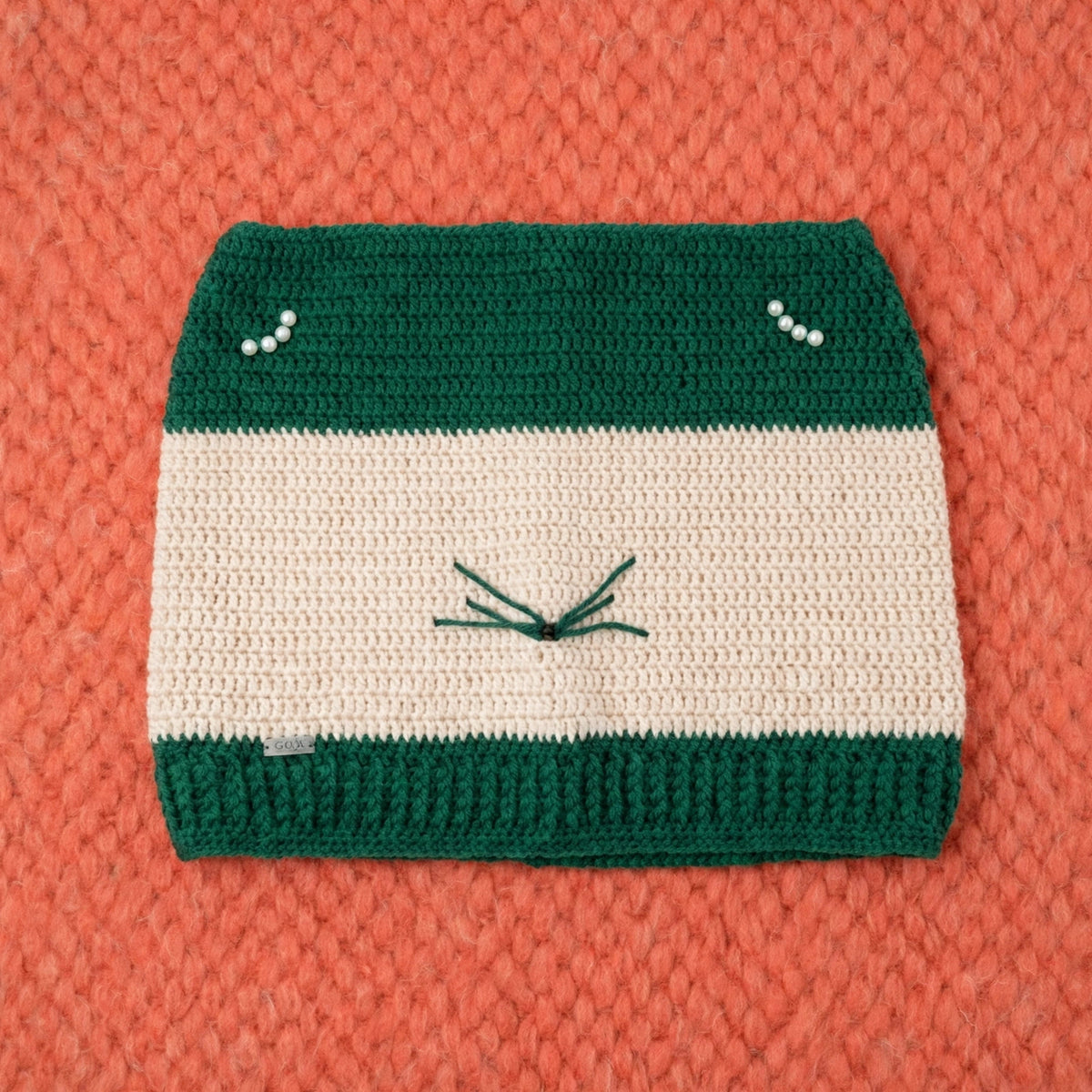Gorro artesanal crochet Little Whiskers gato verde y crudo vista completa