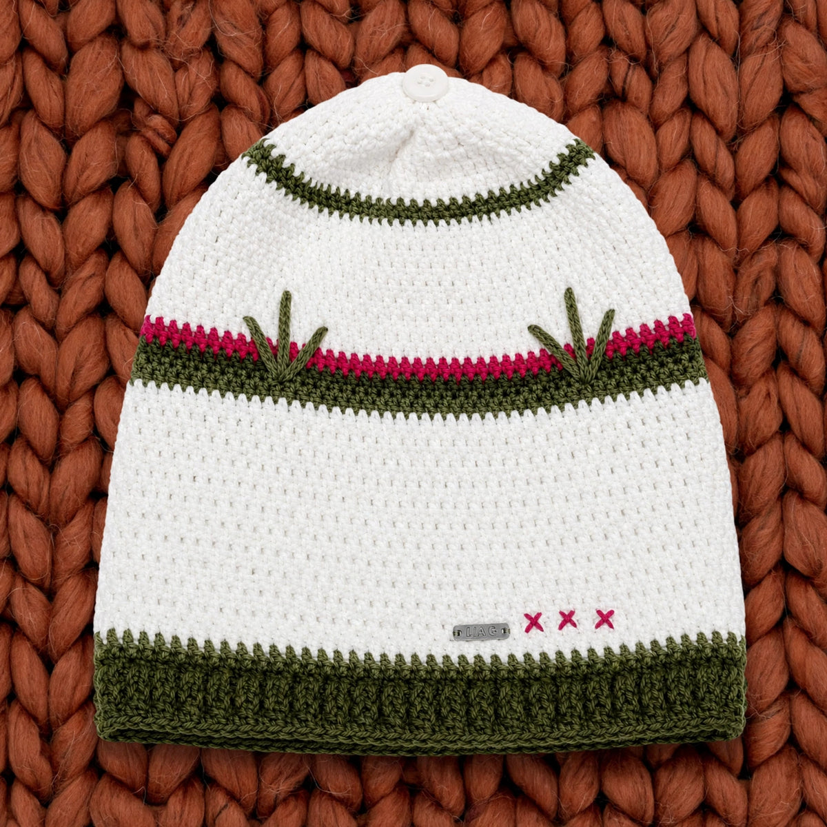 Vista completa gorro crochet copa alta tricolor crudo verde fucsia Tall Bloom — LIA.G
