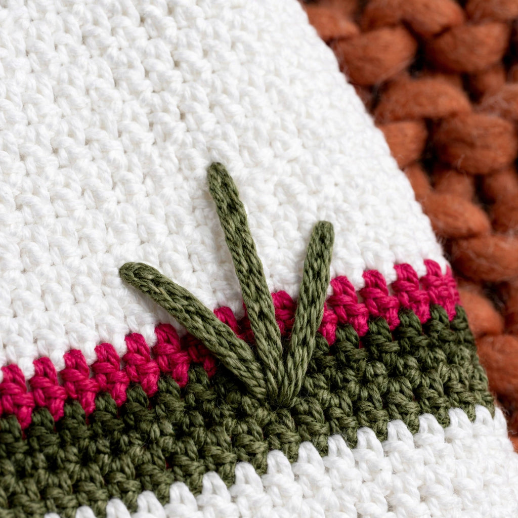 Detalle hojas bordadas en relieve verde sobre raya tricolor verde/fucsia — Tall Bloom LIA.G