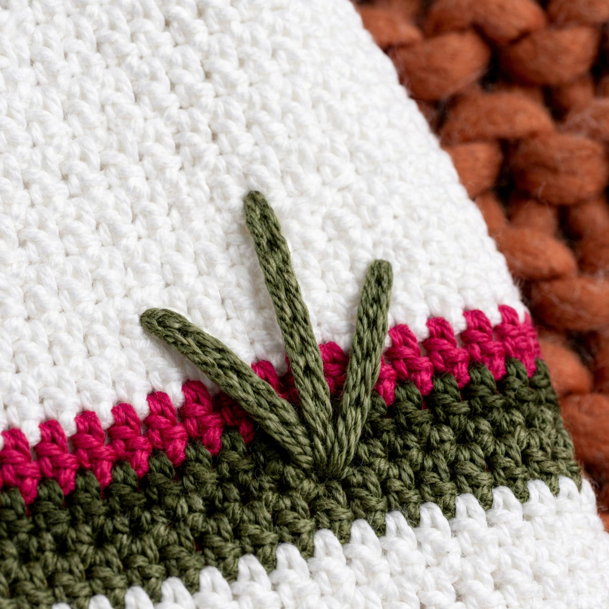 Detalle hojas bordadas en relieve verde sobre raya tricolor verde/fucsia — Tall Bloom LIA.G