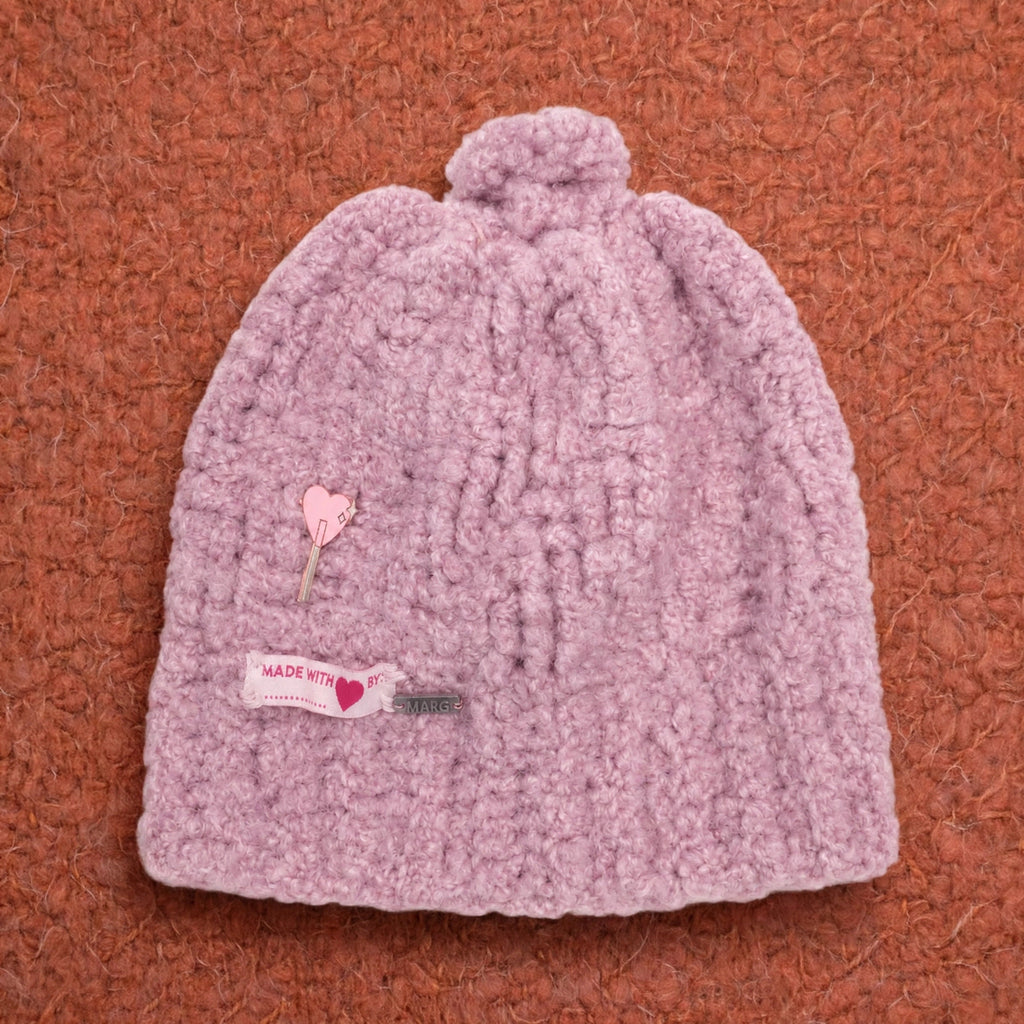 Gorro artesanal crochet Mauve Cable malva bouclé con trenza vista completa