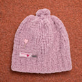 Gorro artesanal crochet Mauve Cable malva bouclé con trenza vista completa