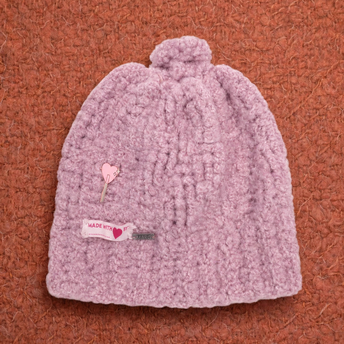 Gorro artesanal crochet Mauve Cable malva bouclé con trenza vista completa