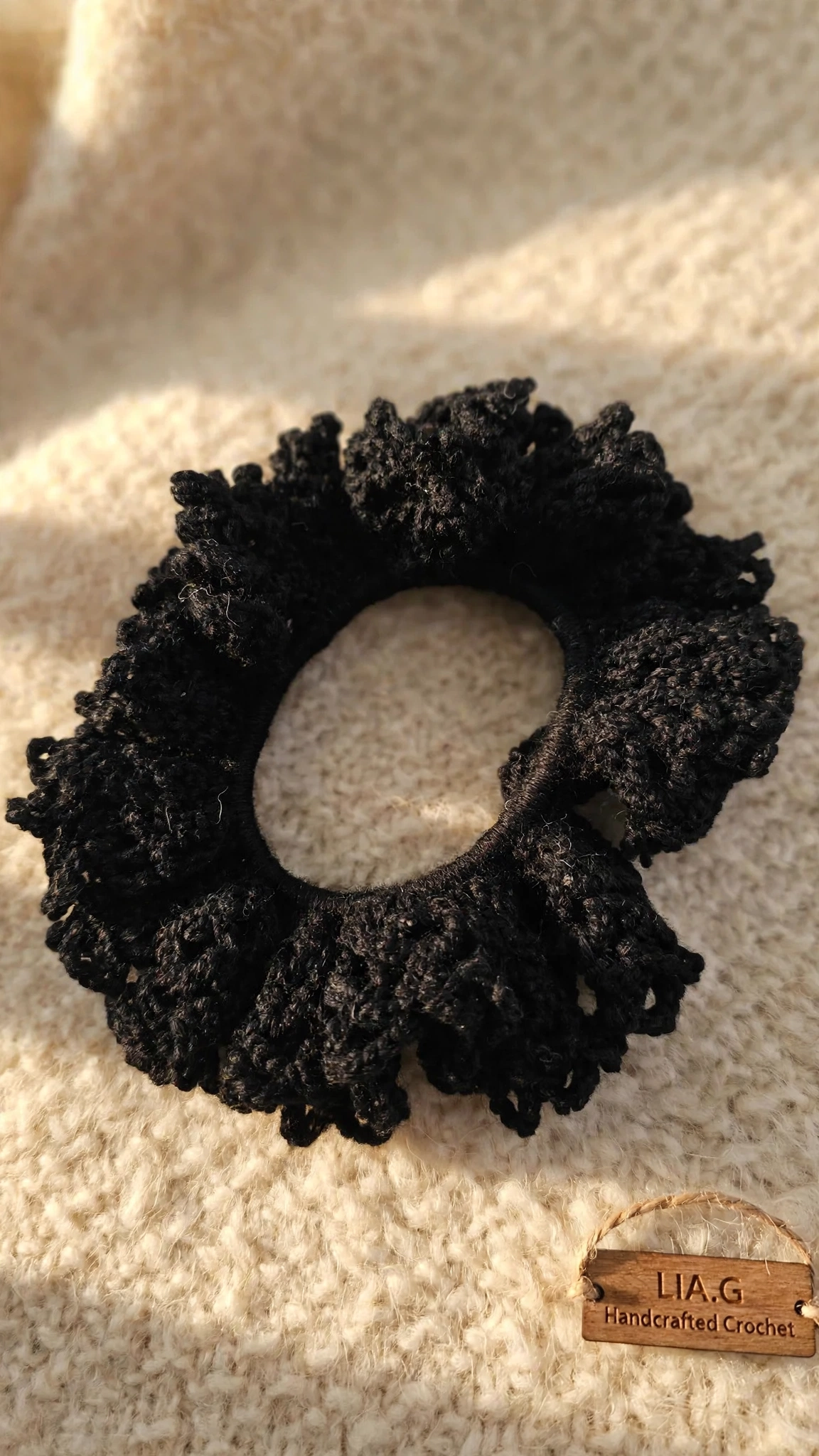 Coletero crochet negro sobre tela - LIA.G