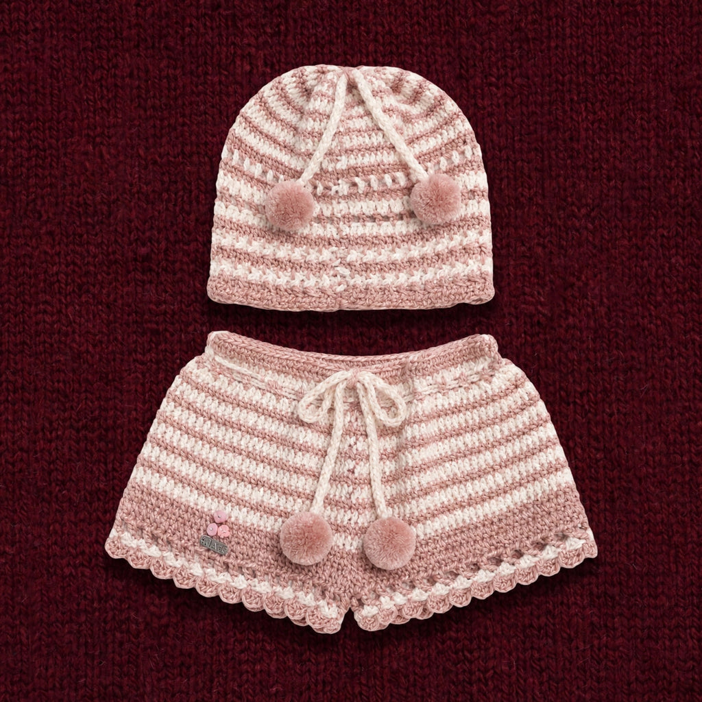 Conjunto crochet Blush Bloom gorro y short bebé rosa empolvado y crudo vista completa