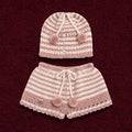 Conjunto crochet Blush Bloom gorro y short bebé rosa empolvado y crudo vista completa