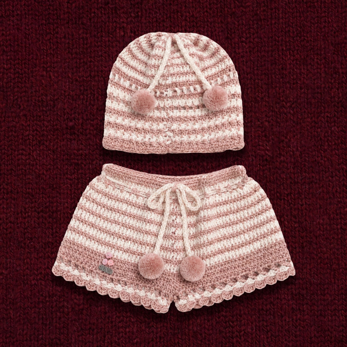 Conjunto crochet Blush Bloom gorro y short bebé rosa empolvado y crudo vista completa