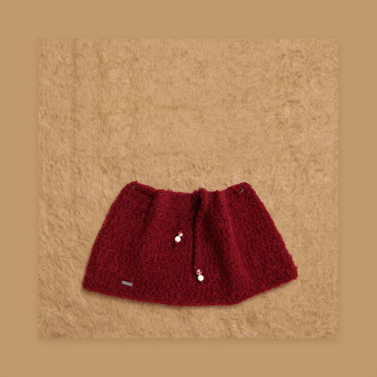 Bufanda snood artesanal Ruby Boucle burdeos con ojales metálicos y cuentas