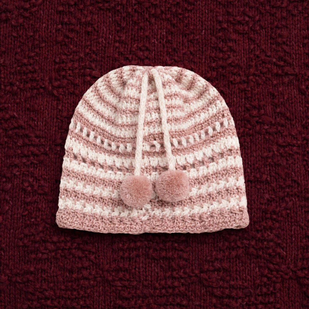 Gorro artesanal crochet Blush Bloom rosa empolvado con rayas crudo y pompones