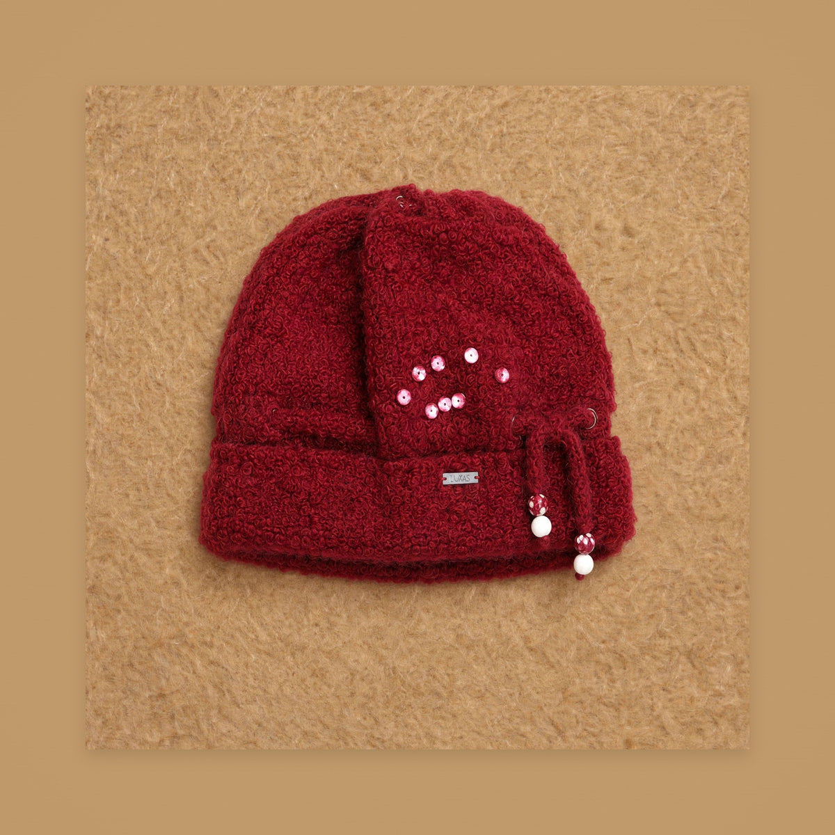 Gorro artesanal Ruby Boucle burdeos bouclé con lentejuelas rosas y puño ancho