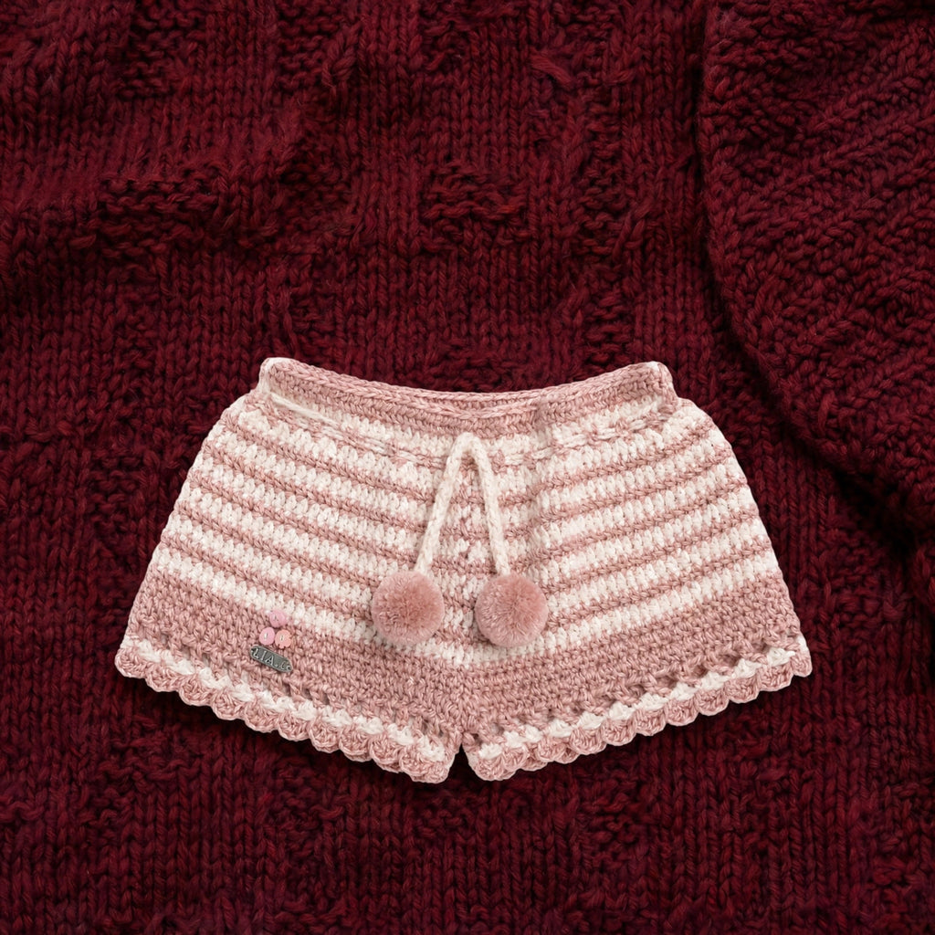 Short artesanal crochet Blush Bloom rosa empolvado con bajo festoneado y pompones