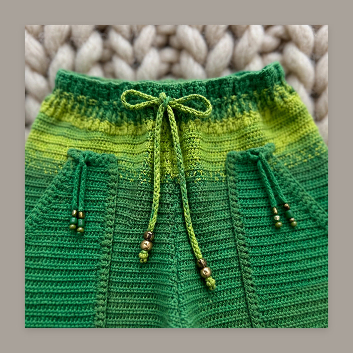 Detalle cintura elástica con cordón trenzado verde lima y cuentas — Pantalón Crochet Verde LIA.G