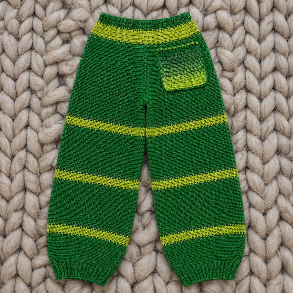 Vista trasera pantalón crochet verde con bolsillo trasero degradado — LIA.G