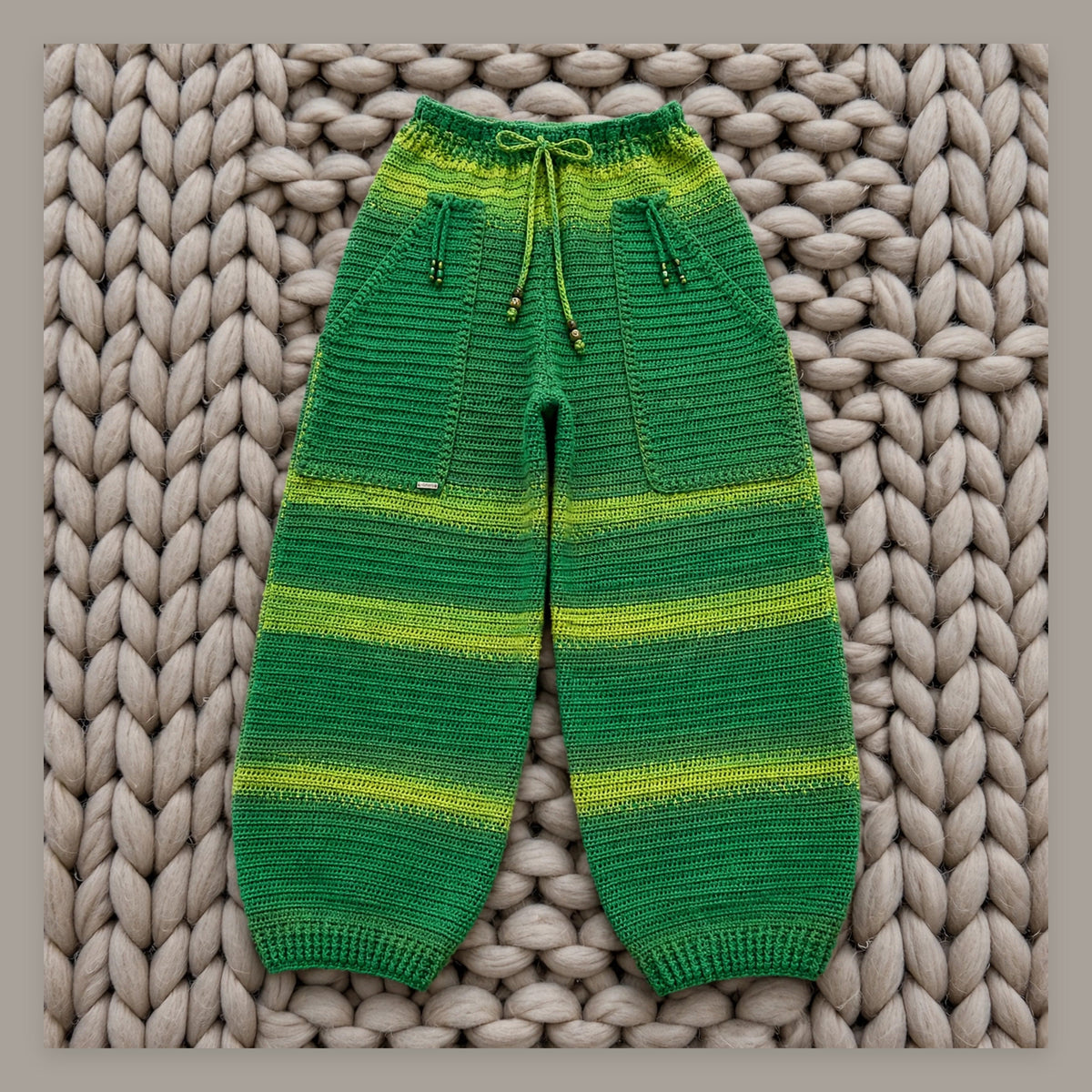 Vista frontal pantalón crochet balloon verde bosque con rayas degradadas verde lima — LIA.G