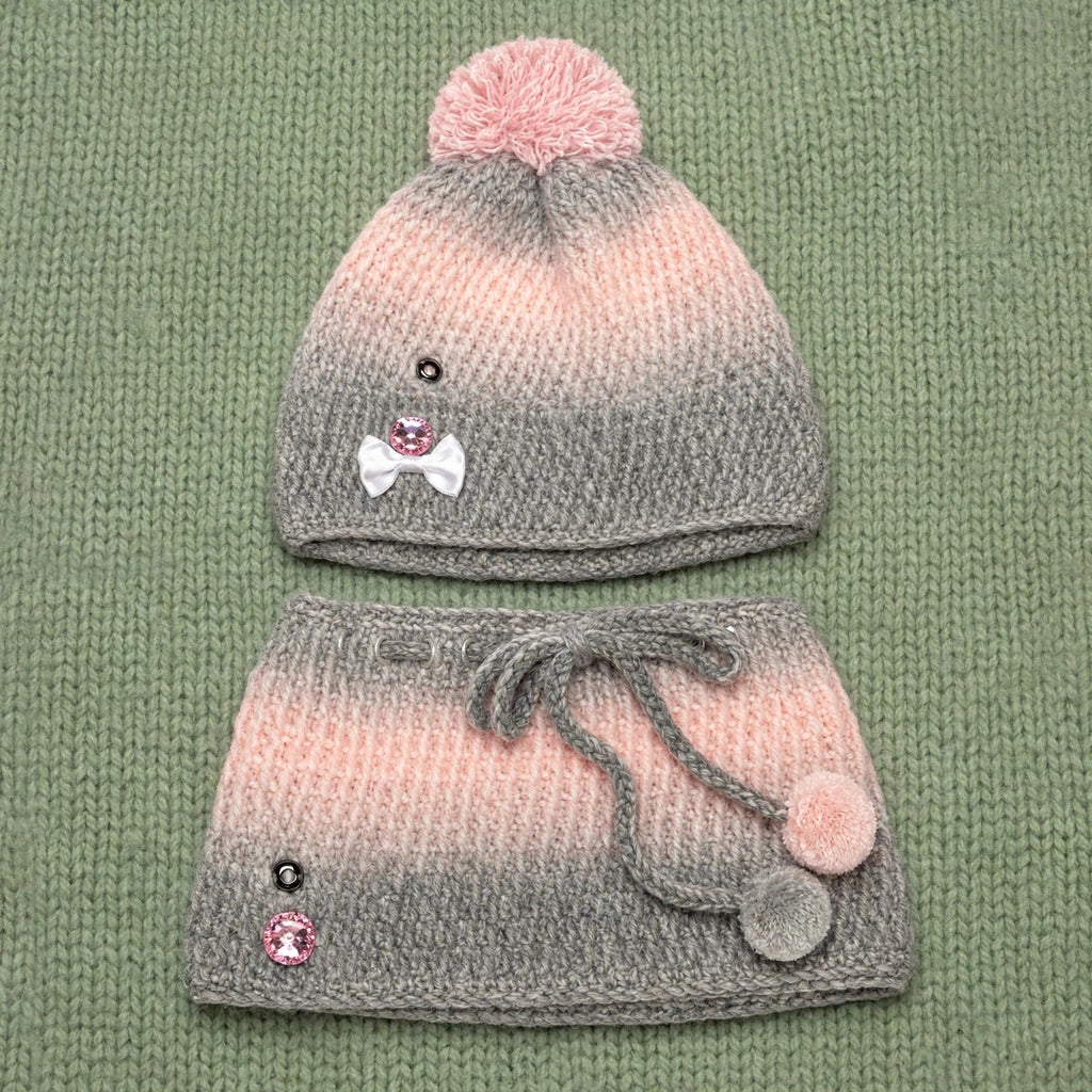 Conjunto completo Blush Fade — gorro con pompón bicolor y braga de cuello crochet degradado gris/rosa — LIA.G