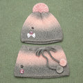 Conjunto completo Blush Fade — gorro con pompón bicolor y braga de cuello crochet degradado gris/rosa — LIA.G