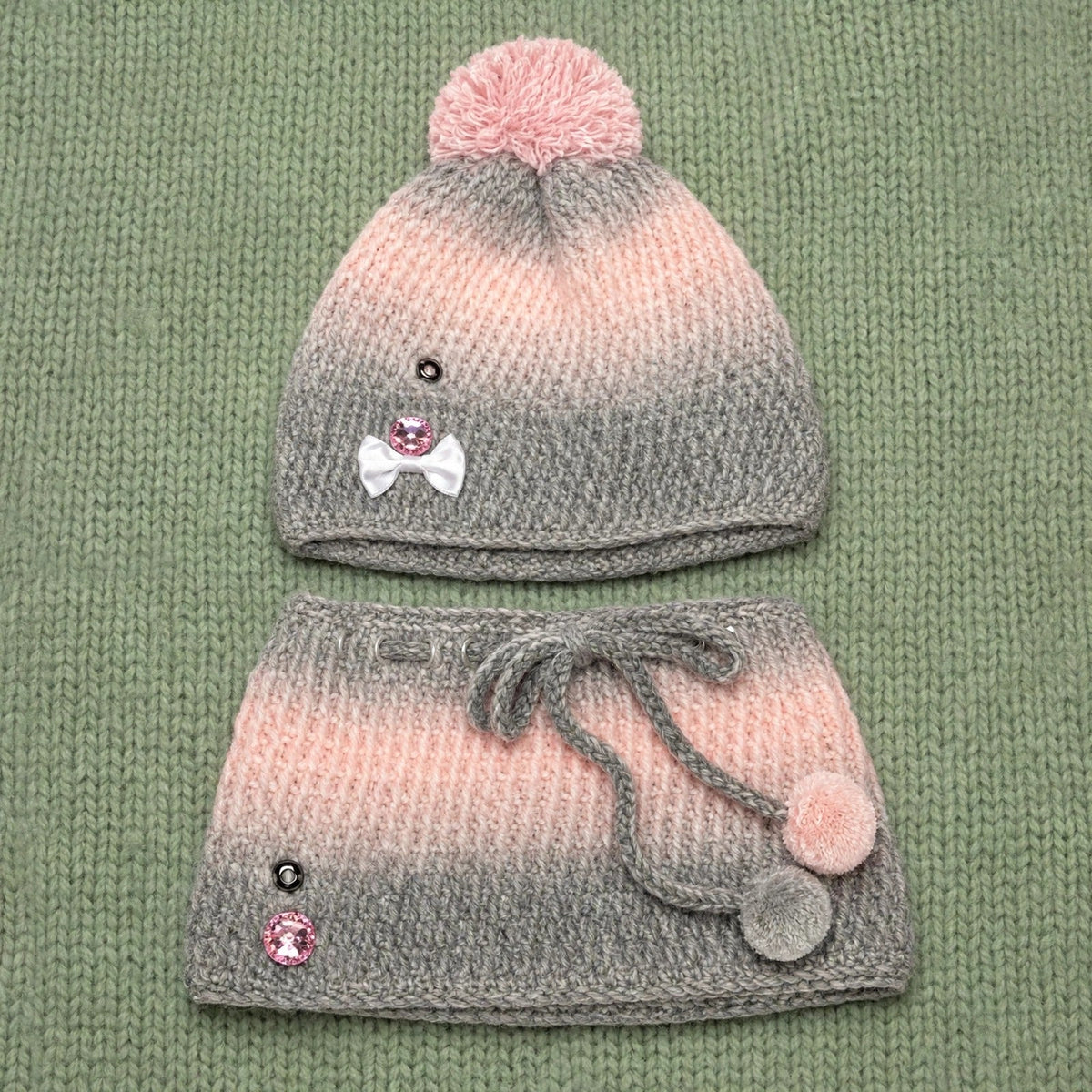 Conjunto completo Blush Fade — gorro con pompón bicolor y braga de cuello crochet degradado gris/rosa — LIA.G