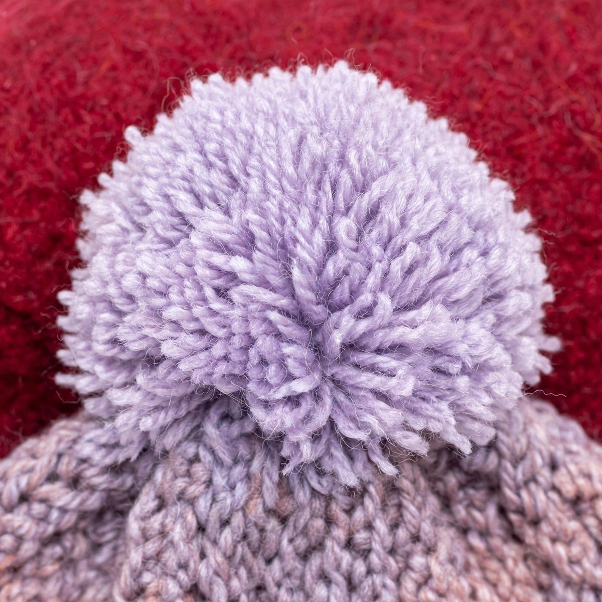 Detalle macro pompón lila suave en coronilla del gorro degradado multicolor — Lilac Dream LIA.G