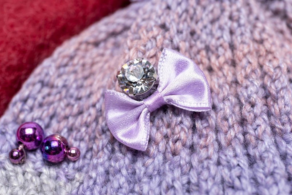 Detalle lazo de tela lila con cristal facetado transparente y cuentas multicolor fucsia/rosa/lila — Lilac Dream LIA.G