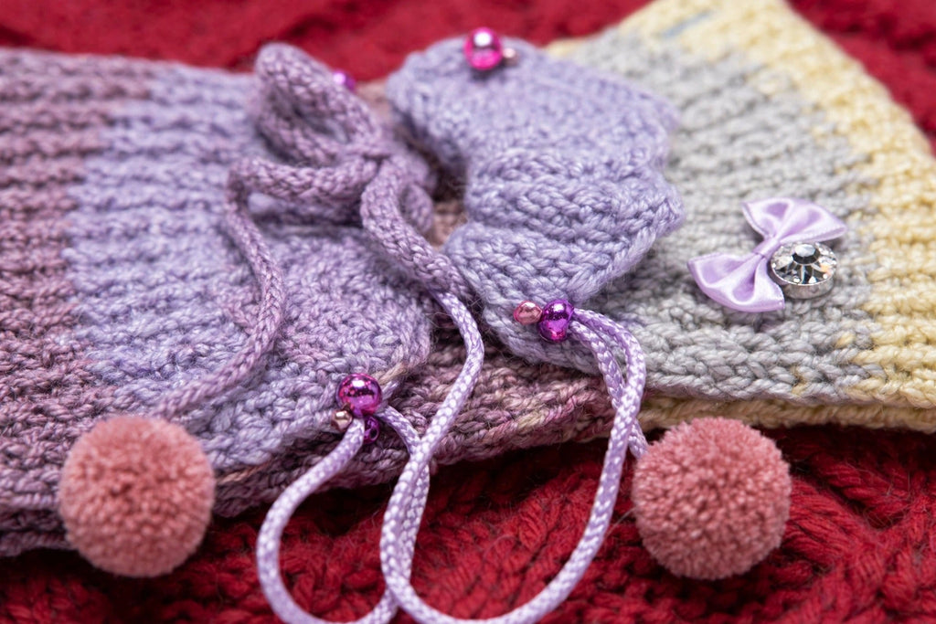 Detalle cordón trenzado lila con lazada central y 2 mini pompones rosas colgantes en braga de cuello — Lilac Dream LIA.G