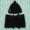 Conjunto completo Noir Wrap — gorro con pompones y bufanda extra larga crochet negro sobre fondo menta — LIA.G