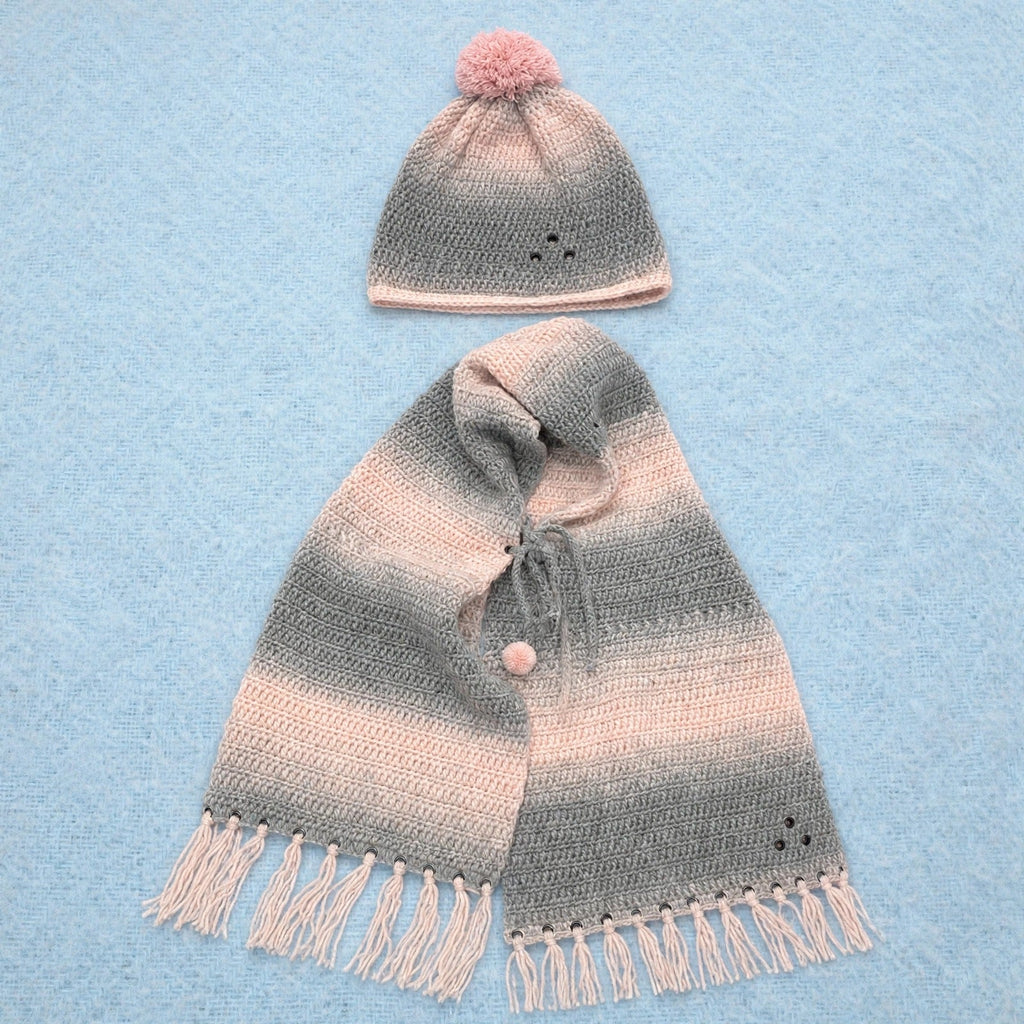 Conjunto completo Blush Fade Adulto — gorro con pompón rosa y bufanda degradada gris/rosa con flecos — LIA.G