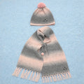 Conjunto completo Blush Fade Adulto — gorro con pompón rosa y bufanda degradada gris/rosa con flecos — LIA.G