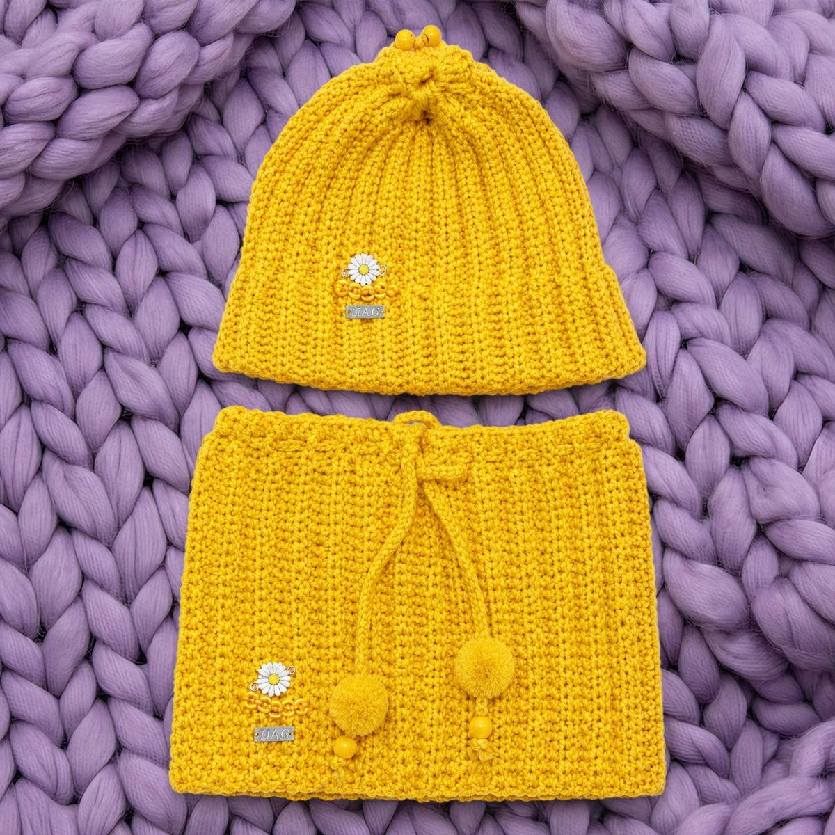 Conjunto completo Golden Daisy — gorro slouchy y cuello snood crochet mostaza con charm margarita — LIA.G