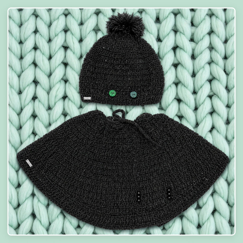 Conjunto completo Midnight Cape — gorro con pompón y capa corta crochet negro con destello plateado — LIA.G
