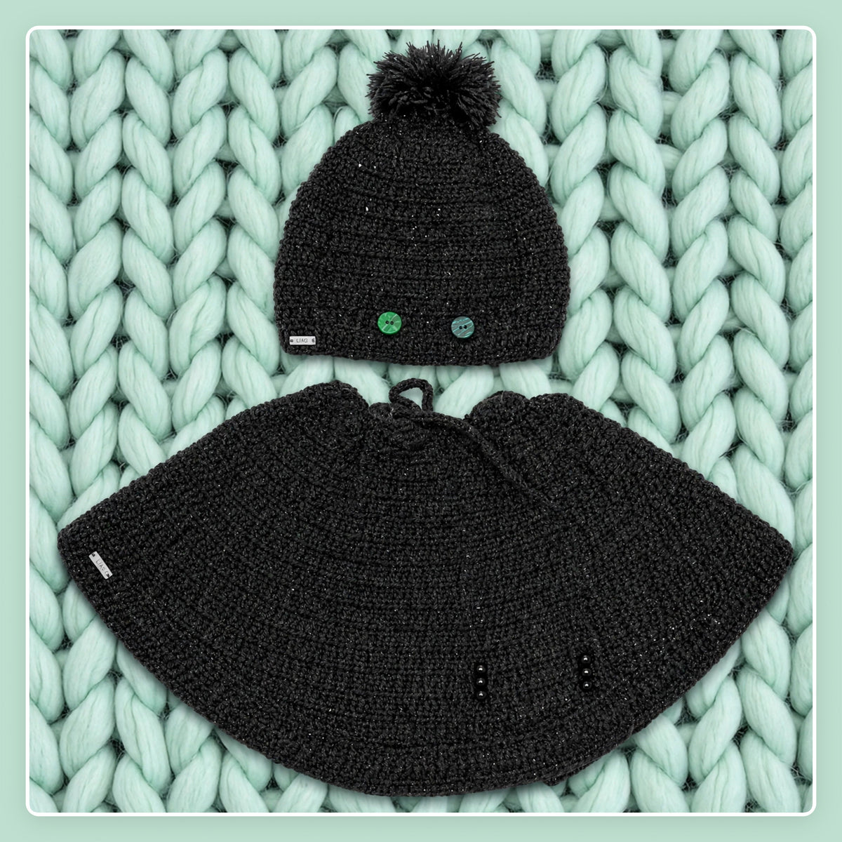 Conjunto completo Midnight Cape — gorro con pompón y capa corta crochet negro con destello plateado — LIA.G