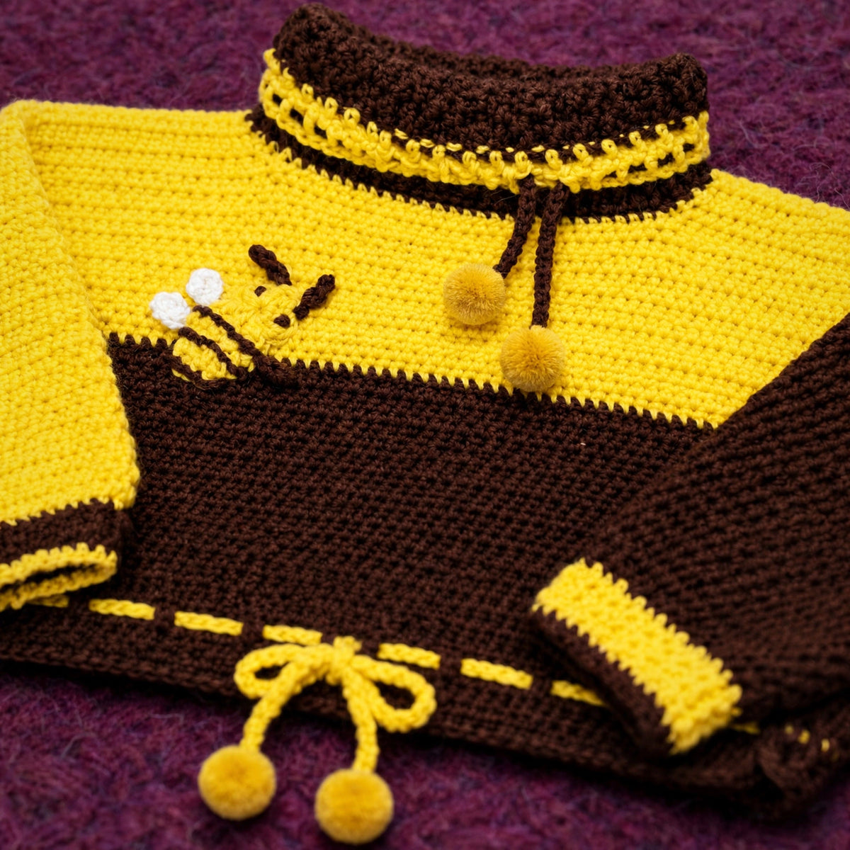 Suéter artesanal crochet Abejita vista close-up colorblock y detalles