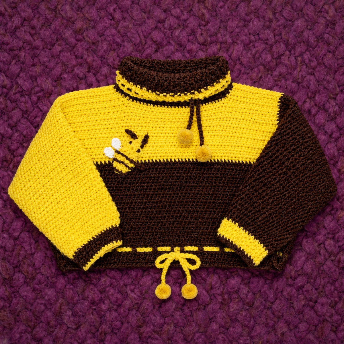 Suéter artesanal crochet Abejita bicolor amarillo y marrón vista completa