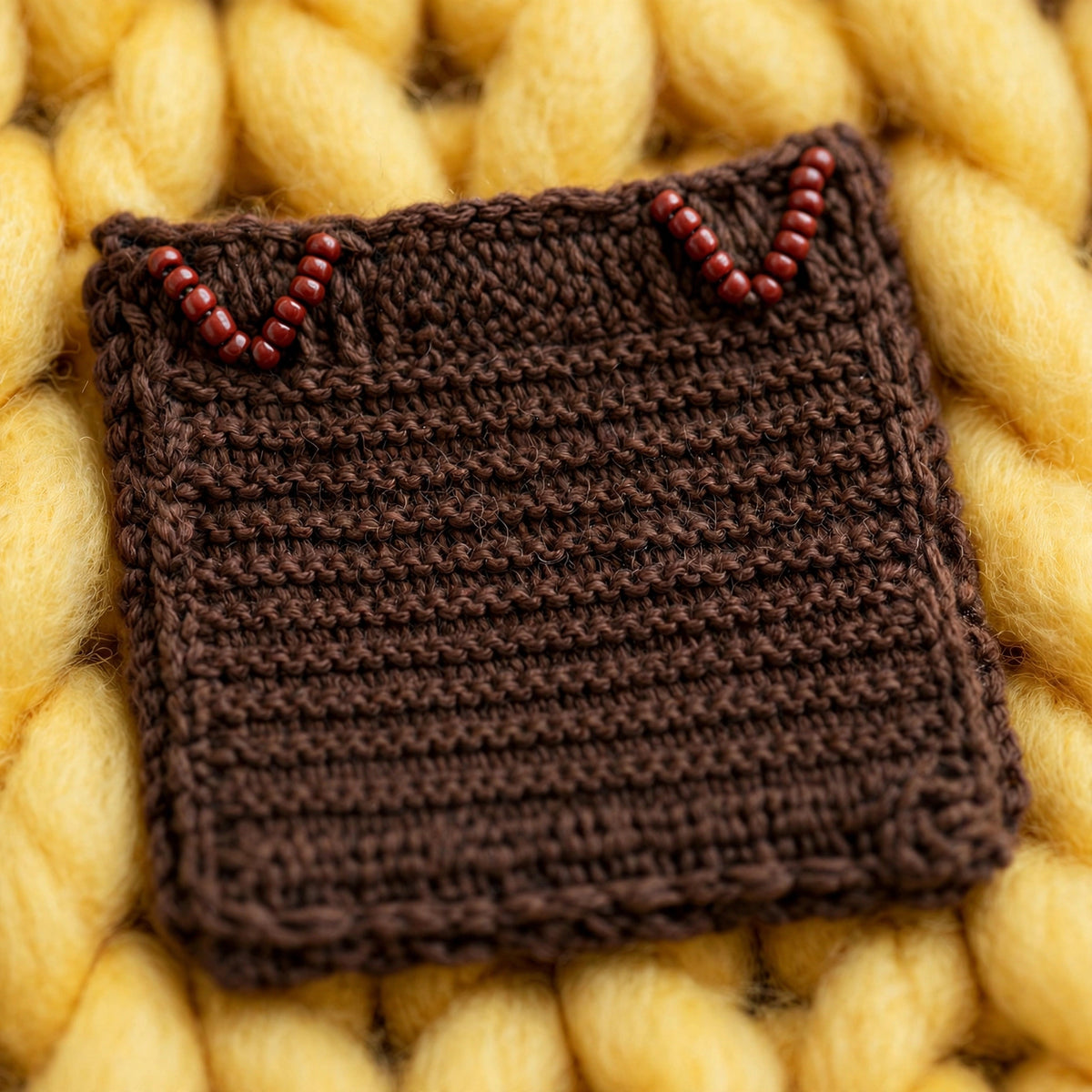 Detalle bolsillo frontal parche con ribete de cuentas rojas — Suéter Crochet Marrón LIA.G