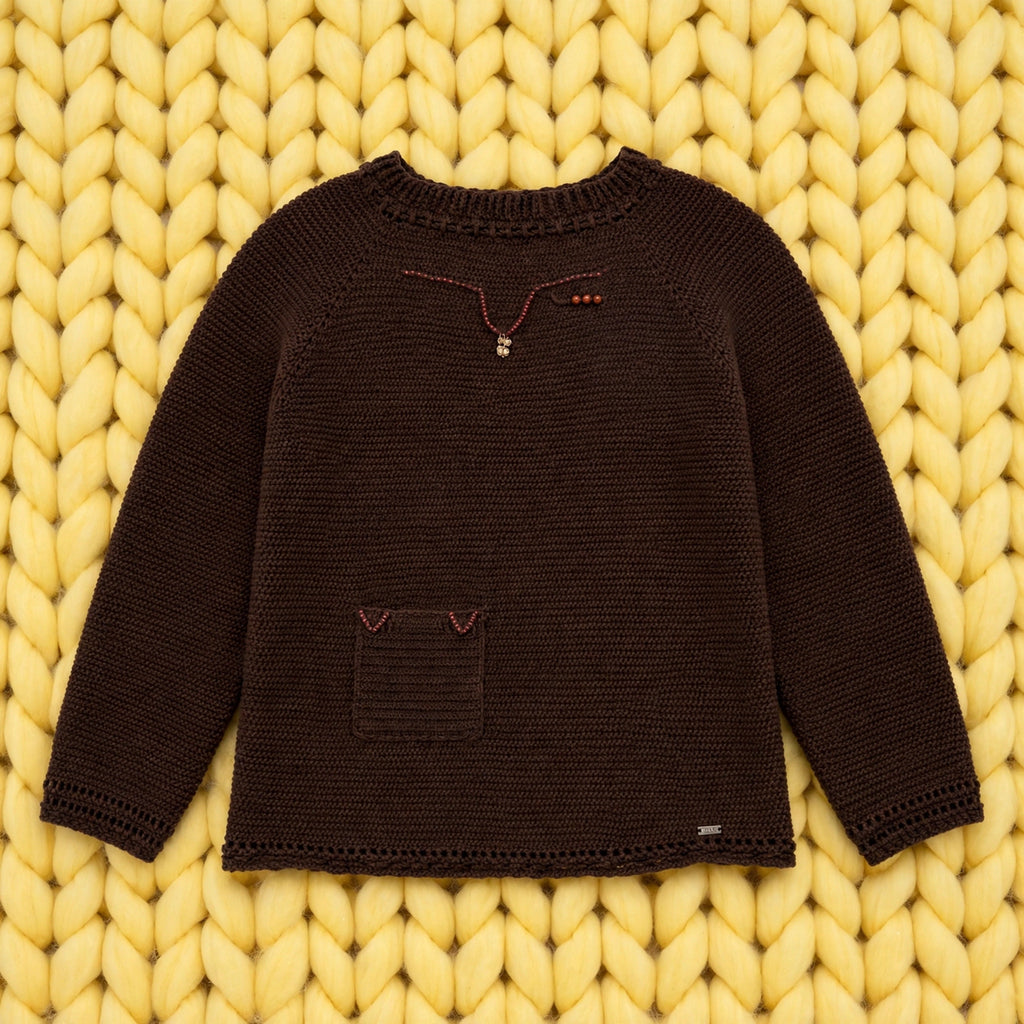 Vista completa suéter crochet raglán marrón chocolate con cordón de cuentas en el escote — LIA.G