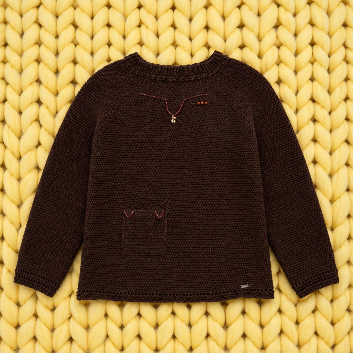 Vista completa suéter crochet raglán marrón chocolate con cordón de cuentas en el escote — LIA.G
