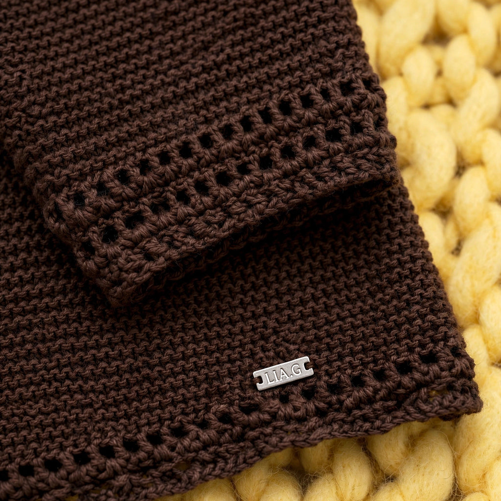 Detalle puños y bajo con remate calado tipo ojal y etiqueta textil LIA.G — Suéter Chocolate